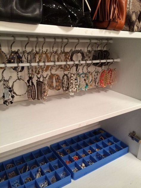 10 brilliant ways to use tension rods - neatly organize bracelets or necklaces Diy Makeup Organizer, Organiser Son Dressing, Apartment Wishlist, Apartment Hacks, Tension Rods, Bracelet Storage, Bracelet Organizer, Makeup Organization Diy, Sewing Storage