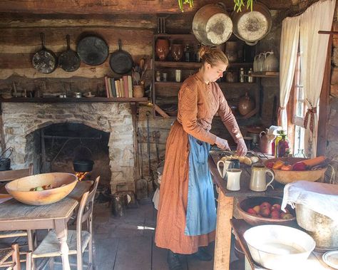 1850 Pioneer Farm - Living History Farms Urbandale, Iowa Pioneer Women Cooks, How To Build A Log Cabin, Log Cabin Rustic, Vintage Stoves, Early Settler, Cheap Carpet, Vegetable Drinks, Farms Living, Cooking Method