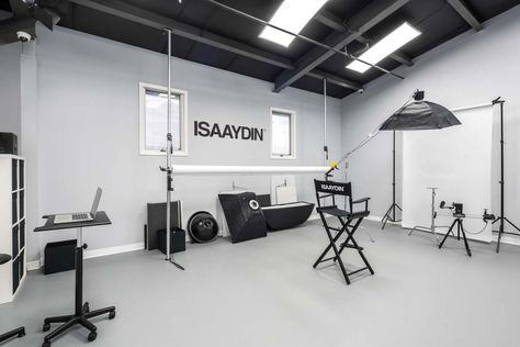 ISA AYDIN Photography Studio: Thoughts on must haves for photography studios Garage Photography Studio, Photography Studio Interior Design, Small Photography Studio, Studio Design Ideas, Photography Studio Rental, Photography Studio Spaces, Photo Studio Design, Photography Studio Decor, Photography Studio Design