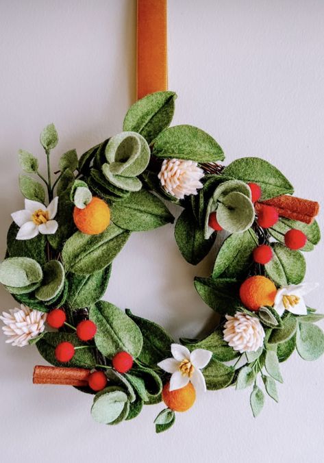 Felt Holiday Wreath, Felt Scrap Projects, Felt Christmas Wreath Diy, Diy Felt Christmas Ornaments, Felt Flowers Diy, Fall Arts And Crafts, Felt Crafts Christmas, Felt Wreath, Felt Crafts Diy