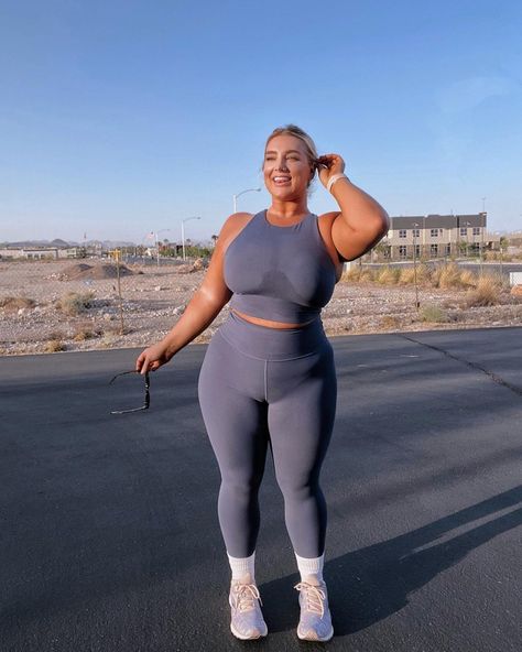 Plus Size Gym Outfits, Plus Size Athletic Wear, Modele Fitness, Gym Crush, Bodysuit Outfit, Out Outfits, Cute Workout Outfits, Cute Gym Outfits, Comfy Sweatpants