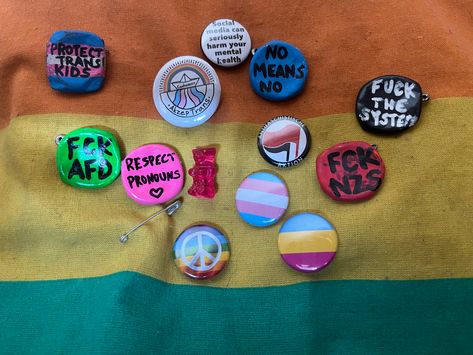 Diy Bottlecap Pins, Bottle Cap Pins Aesthetic, Diy Pins For Backpack, Bottle Cap Pins, Bottle Cap Pins Diy Punk, Bottle Cap Pins Punk, Badges Diy, Manualidades Diy, Punk Pins