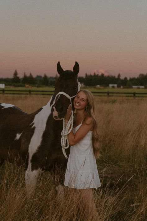 Posing With Horses Photo Ideas, White Dress Horse Photoshoot, Graduation Horse Photoshoot, Horse Field Photoshoot, Pics With Horses Photo Ideas, Senior Photos With Horses Picture Ideas, Senior Picture Horse, Western Pics Photo Ideas, Senior Picture Ideas Western Boho