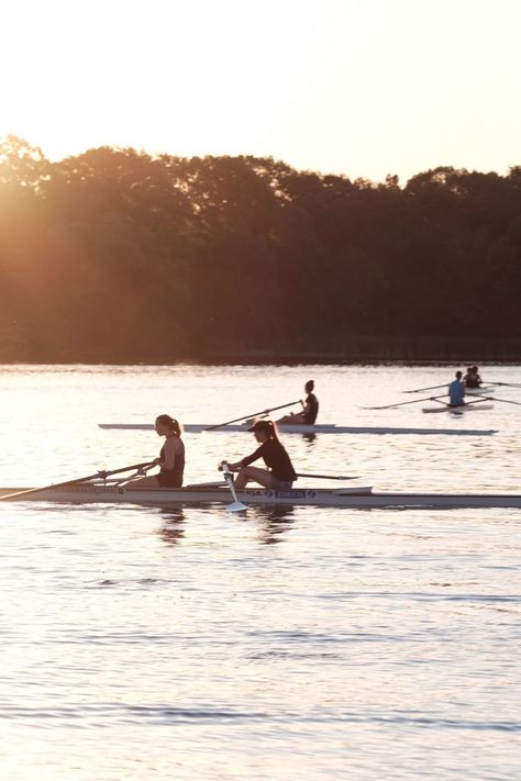 Rowing Team Aesthetic, Rowing Aesthetic Women, Rowing Inspiration, Women Rowing, Rowing Aesthetic, Row Aesthetic, Rowing Photography, Rowing Sport, Rowing Machine Workout