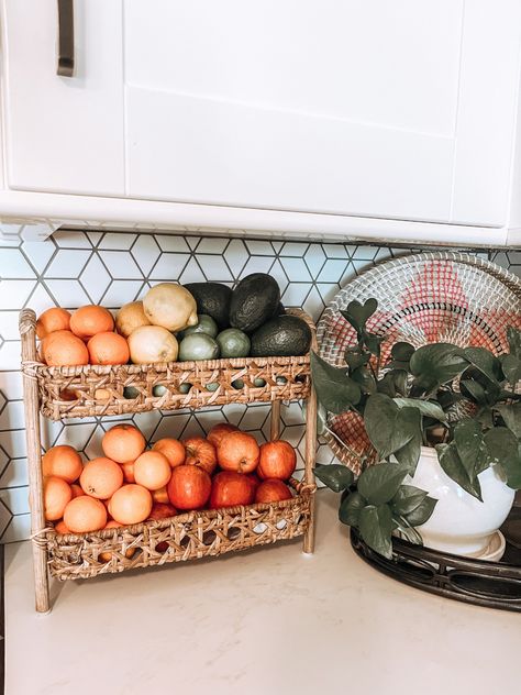 Kitchen Counter Vegetable Storage, Countertop Veggie Storage, Veggie Baskets Kitchens, Basket Kitchen Counter, Basket For Fruit In Kitchen, Fruit Display Kitchen, Minimal Fruit Basket, Fruit Organization Counter Space, Kitchen Fruit Organization