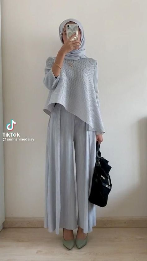 Wedding Party Hijab Outfit, Combo Outfits Women, Summer Dress For Hijab, Hijab Fashion Inspiration Summer 2024, Modest Summer Dresses Muslim, Simple Soiree Blouses Hijab, Modest Graduation Outfit, Modest Graduation Dress, Modest Fashion Muslimah