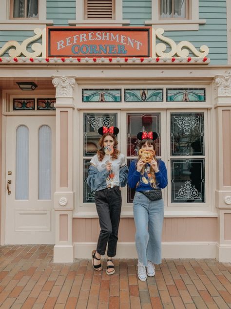 The Best Instagram Spots in Disneyland and California Adventures Wear To Disney World, What To Wear To Disney, Disney Mug, Europa Park, Disneyland Photos, Cute Disney Outfits, Disney Photo Ideas, Disney World Outfits, Disneyland Pictures