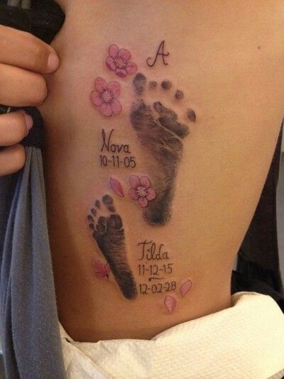 Mutterschaft Tattoos, Baby Footprint Tattoo, Arm Tattoos Drawing, Baby Tattoo Designs, Brother Sister Tattoo, Sister Tattoo, Pretty Hand Tattoos, Mommy Tattoos