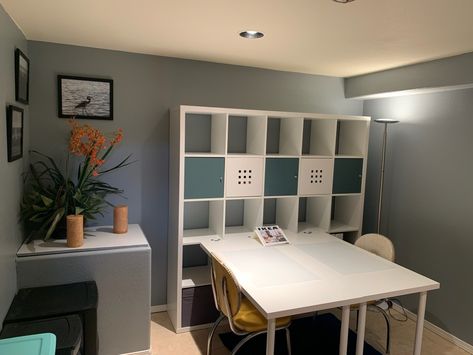 Using Kallax shelf unit, Linnmon table top and Adil legs. Kallax Linnmon, Linnmon Table Top, Kallax Shelf Unit, Ikea Crafts, Kallax Shelf, Shelf Unit, Feng Shui, Corner Desk, Office Desk