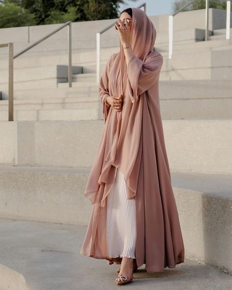 Pretty Abayas, Classical Outfits, Abayas Designs, Open Abayas, Modest Abaya, Sunday Ootd, Modesty Dress, Modest Outfits Muslim, Abaya Outfit