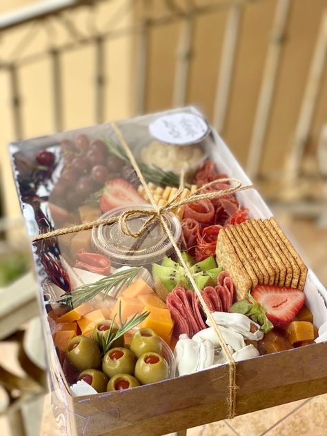 Charcuterie Board Present, Cheese Board Basket, Birthday Food Gifts, Foodbox Ideas, Charcuterie Board Business Names, To Go Charcuterie Board, Picnic Boxes Ideas, Charcuterie Box Ideas, Charcuterie Board Business