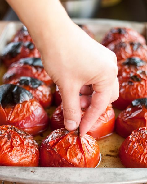 Peeling Tomatoes, Tomato Skins, Peel Tomatoes, How To Make Tomato Sauce, Roast Tomatoes, Root Cellars, Homemade Ingredients, Canning Ideas, Fresh Tomato Sauce