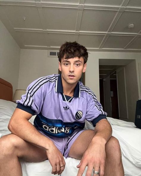 Lance Black, Tom Daley, Soccer Guys, Couple Videos, Cute Couple Videos, Man Crush, Celebrities Male, Mens Shorts, Mens T