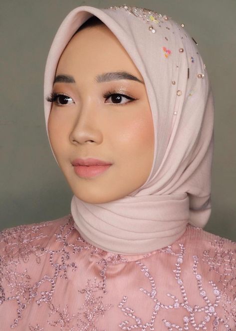 Graduation Look Makeup, Bronzed Makeup Tutorial, Makeup Graduation, Fresh Makeup Look, Makeup Cantik, Hijab Makeup, Makeup Brushes Guide, Engagement Makeup, Subtle Makeup