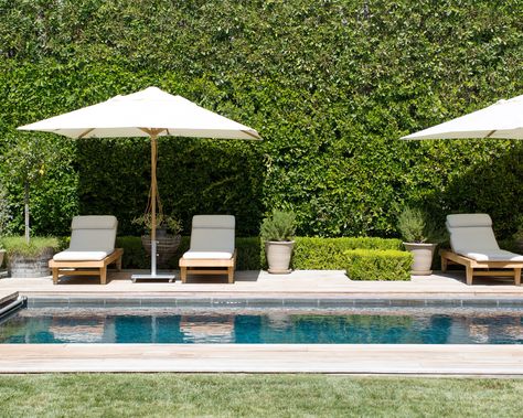 Backyard: white lounge chairs and umbrella's flank pool Patio Chico, White Umbrella, Pool Photos, Modern Outdoor Furniture, Swimming Pools Backyard, Pool Furniture, Swimming Pool Designs, Garden Pool, Pool Landscaping