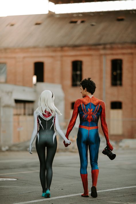 Spiderman and Spider-Gwen completely CRUSHED this awesome photoshoot! Spiderman Couple, Spider Gwen Cosplay, Spiderman And Spider Gwen, Cute Couples Costumes, Cosplay Couple, Couples Cosplay, Couple Cosplay, Spiderman Costume, Spiderman Cosplay