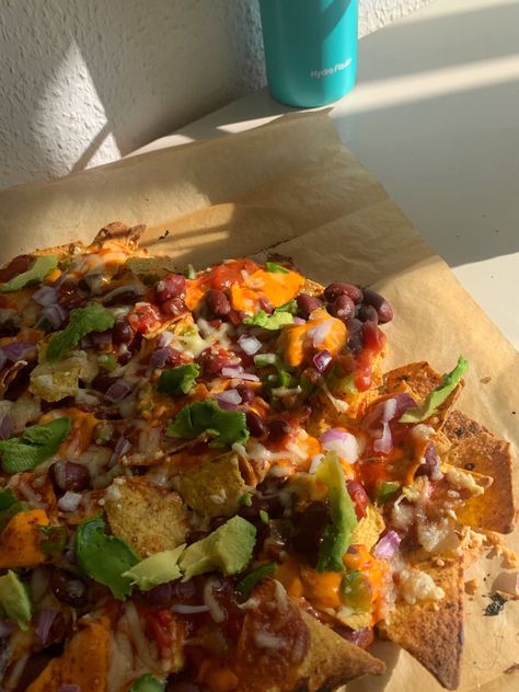 Loaded Nachos Aesthetic, Nachos Pictures, Vegetarian Aesthetic Food, Aesthetic Nachos, Nachos Aesthetic, Avocado Aesthetic, Food Edit, Healthy Nachos, Vegetarian Nachos