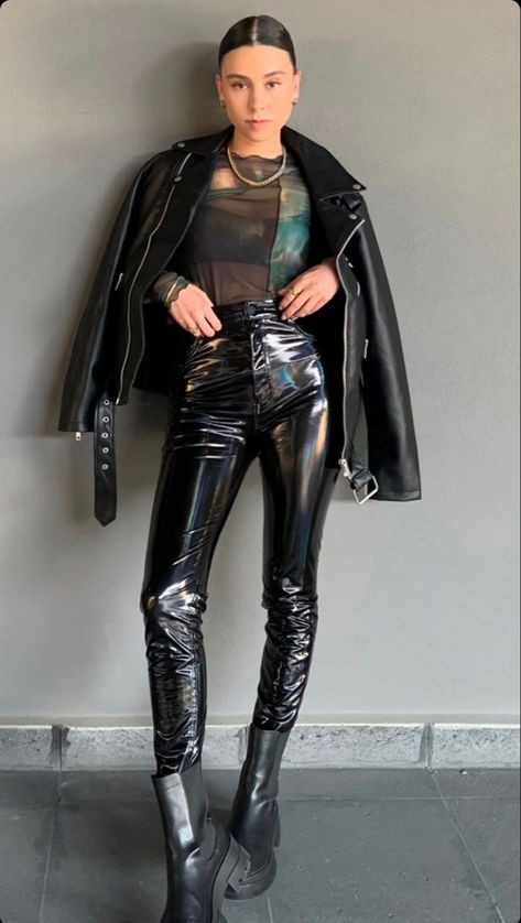 Pvc Pants Outfit, Shiny Leather Leggings Outfit, Latex Leggings Outfit Casual Classy, Pvc Leggings Outfit, Black Shiny Pants Outfit, Pantalon Latex Outfit, Shiny Leather Pants Outfit, Leder Leggins Outfit, Patent Leather Pants Outfit