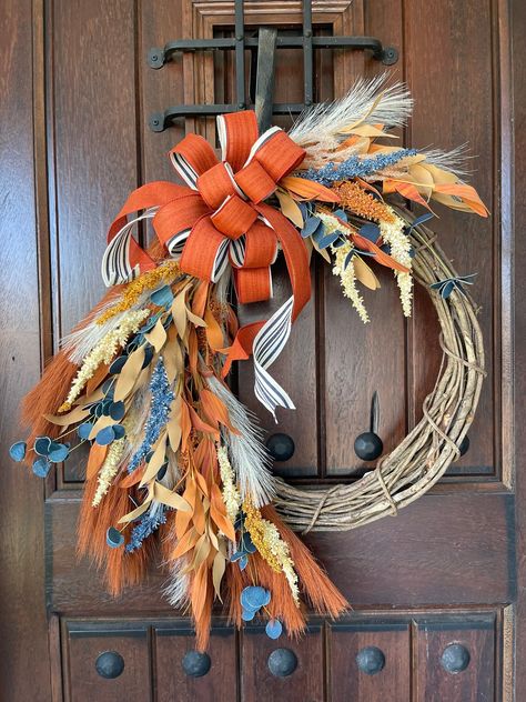 A fall favorite wreath for your front door! Bow optional, can be adjusted or changed. Fal Decor, Boho Fall Wreath, Front Door Bow, Diy Fall Wreath Ideas, Halloween Fall Crafts, Fall Wreath Ideas, Door Swags, April Crafts, Door Bow