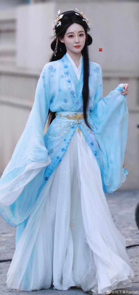 Chinese Fancy Dress, Traditional Asian Dress, Hanfu Girl, Conservative Outfits, Chinese Traditional Costume, Long Kurti Designs, Fantasy Dresses, Chinese Clothing, Fantasy Dress