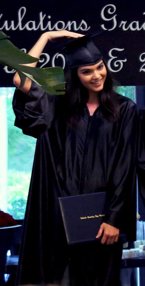 Kendall Jenner Graduation Pictures, Kylie Graduation, Kardashian Christmas Card, Kendall Jenner Face, Kendall Jenner Instagram, Girl Graduation, Royal Girls, Graduation Picture Poses, Grad Photoshoot