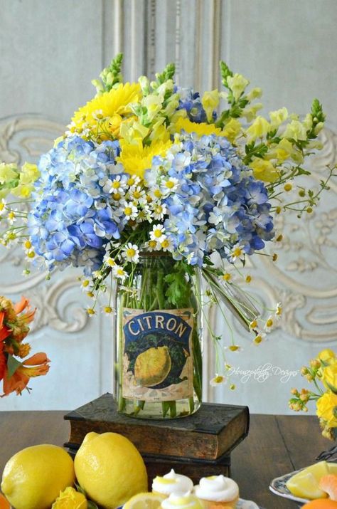 Limoncello Party Theme, Summer Flower Arrangements, Italian Theme, Summer Centerpieces, Lemon Decor, Vase Arrangements, Beautiful Flower Arrangements, 25th Birthday, Summer Bbq