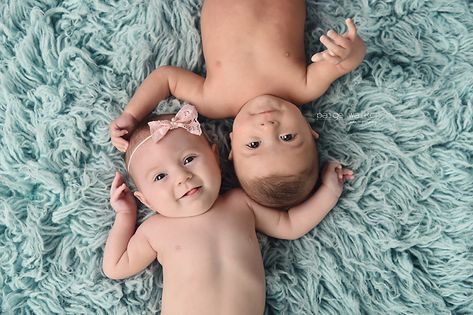 Month Old Photo Ideas, Twin Babies Pictures, 3 Month Old Baby Pictures, Twin Baby Photography, Twin Baby Photos, Baby Photography Ideas, Twins Posing, 6 Month Baby Picture Ideas, Photo Bb