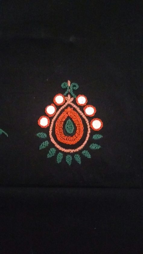 Kutchi Embroidery Motif, Rajasthani Embroidery Motifs, Mirror Work Embroidery Design Pattern, Mirror Work Motif, Hand Embroidery For Beginners, Peacock Embroidery Designs, Embroidery Crochet, Mirror Embroidery, Simple Hand Embroidery Patterns