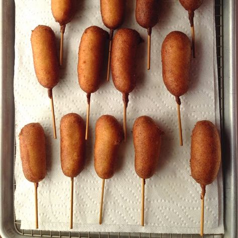 Pancake Sausage Dogs (on a Stick) Sausage On A Stick, Pancakes On A Stick, Pancake Sausage, Homemade Corndogs, Corndog Recipe, Diy Breakfast, Food On Sticks, Sausage Dogs, Homemade Pancakes