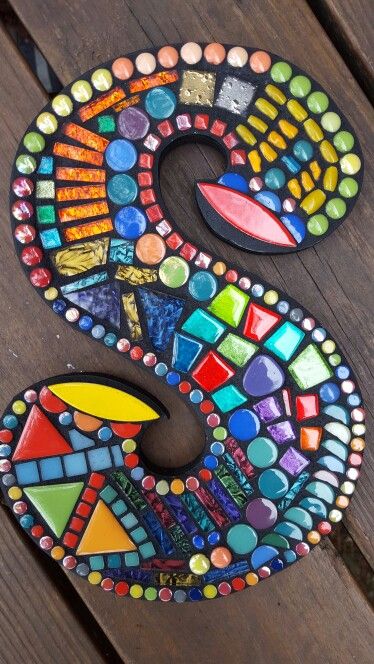 Custom mosaic letter..... Mosaic House Numbers, Mosaic Letters, Mosaic Pots, Mosaic Art Projects, Mosaic Madness, Mosaic Tile Art, Custom Mosaic, Mosaic House, Mosaic Artwork