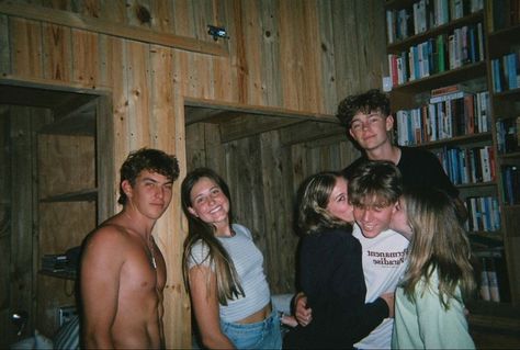 Friend Group Film Photos, Coed Friend Group, Group Photo Ideas Aesthetic, Disposal Camera, Celebrity Children, Film Pictures, Disposable Camera, Friend Group