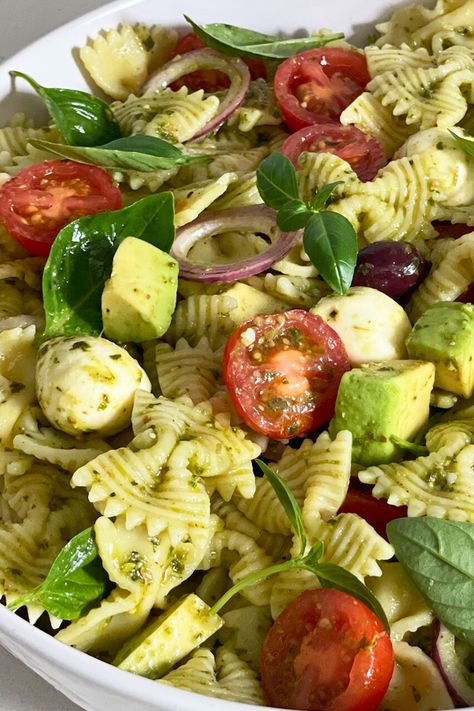 This flavour-packed salad is perfect for when you need a dead-easy salad to feed a crowd. Ready in under 30 minutes and made using ingredients you can easily find in your supermarket, this herby pasta dish will be perfect to serve at your next barbecue or family gathering. Student Cooking, Family Gathering Food, Packed Salad, Merry Chrysler, Homemade Recipe Books, Cold Pasta Salad Recipes, Pesto Pasta Salad, Cold Pasta Salad, Student Recipes