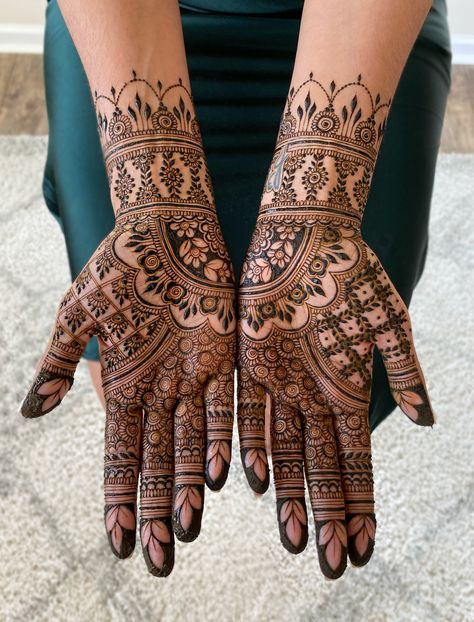 Front Hand Mehndi Designs Indian, Minimalist Mehandi Designs, Mehndi Art Designs Front Hand, Half Hand Mehndi Designs, Mehendi Full Hand, Mandala Mehendi Designs, Mehndi Designs Simple Front Hand, Indian Mehendi Design, Mehendi Back Hand