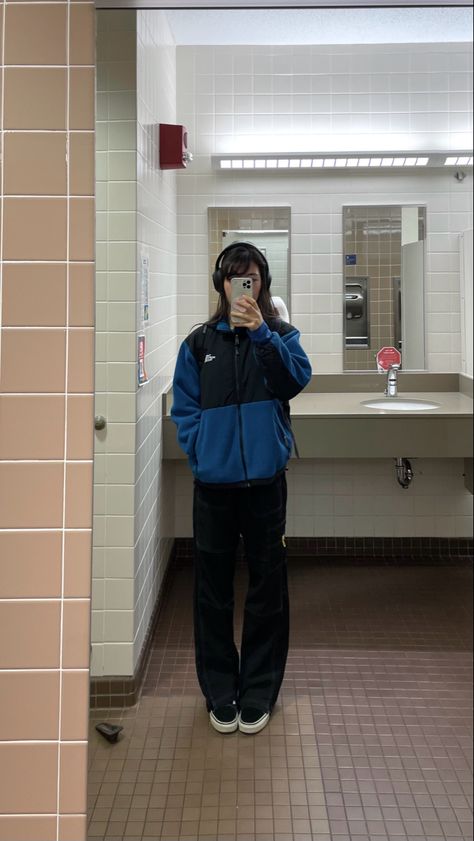 Navy North Face Puffer Jacket Outfit, The North Face Blue Jacket, Acubi Winter Jacket, North Face Sweater Outfit, North Face Zip Up, Northface Fleece Outfit, Fleece Jacket Aesthetic, North Face Denali Jacket Outfit, Blue North Face Jacket Outfit