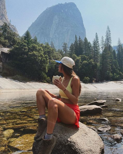 Cali Hiking Outfit, Hiking Outfit Yosemite, Yosemite Hike Outfit, Posing In Nature Photo Ideas, Hike Inspo Pics, Hiking Outfit October, Yosemite National Park Picture Ideas, Hiking Pictures Ideas, Yosemite National Park Outfit Summer