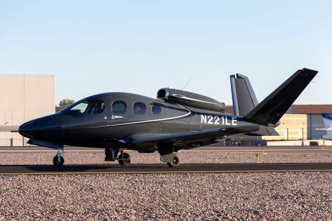 Cirrus Sr22t G6, Cirrus Vision Jet, Private Jet Futuristic, Private Jet Concept, Cirrus Sf50 Vision Jet, Chrysler Cirrus, Private Aircraft, Flying Vehicles, Flying Car