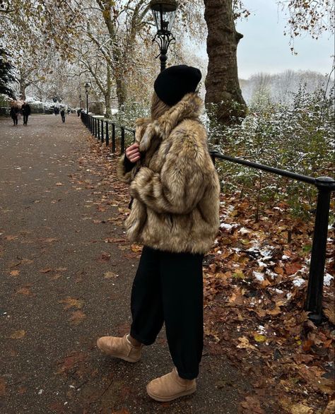 Fur Coat And Sneakers Outfit, Fur Coat And Sweatpants, Timeless Winter Jacket, The Shard London Outfit, Sherpa Trench Coat Outfit, Coat With Fur Collar Outfit, Street Style New York 2024, Winter Outfits With High Boots, Winter 25 Fashion Trends