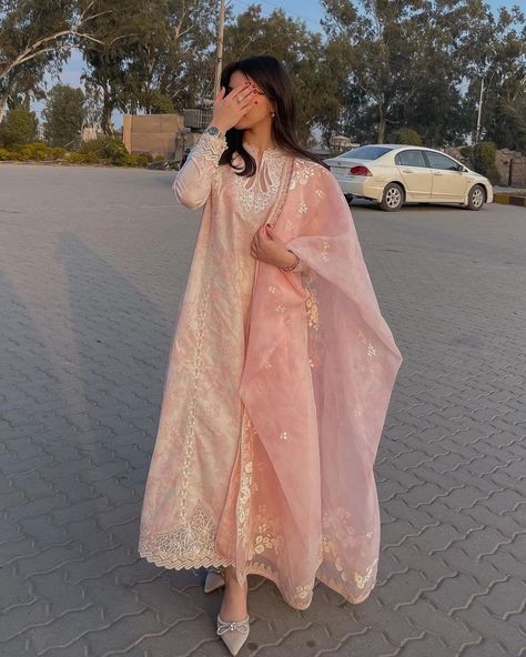 Tie And Dye Dupatta, Eid Outfit Ideas, Pants With Lace, Desi Dress, Dresses Traditional, Traditional Indian Dress, Desi Fashion Casual, Pakistani Fancy Dresses, Pakistani Dresses Casual