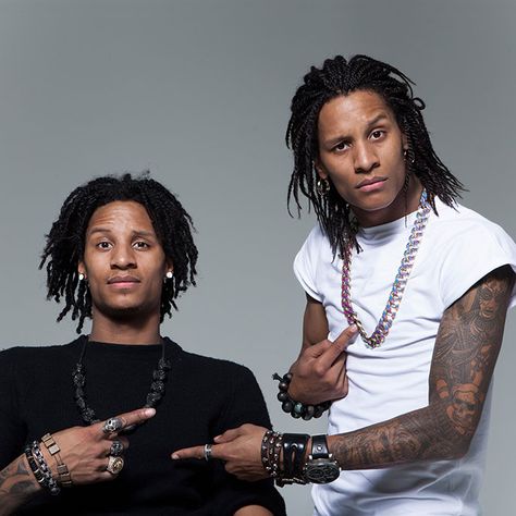 These days when you think of Beyoncé performing alongside two striking artists it’s not Kelly Rowland and Michelle Williams that come to mind first, it’s Les Twins. Les Twins is the stage name of identical twins Larry and Laurent Bourgeois. Les Twins Dance, Larry Bourgeois, Les Twins Laurent, Les Twins Larry, Twin Photos, Family Picture Poses, Les Twins, Identical Twins, Dance Pictures