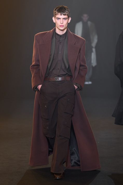 Rhude - Fall 2024 Menswear https://www.vogue.com/fashion-shows/fall-2024-menswear/rhude/slideshow/collection#36 Suits And Ties, Ugg Classic Mini Ii, Barefoot Dreams Blanket, 2024 Menswear, Menswear Trends, Menswear Runway, Ugg Classic Mini, Menswear Fashion Show, Streetwear Tops