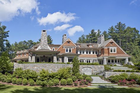 This #NewEnglandHome is an #architecture #dream (Shope Reno Wharton Architecture; KVC Builders; Jennifer Palumbo Inc. Interior Design; Tischler und Sohn windows; Robert Benson Photography) #homeinspo #architectureinspo #dreamhome #backyardinspo #landscapedesign #luxuryliving #brickhouse #exterior Movie Theater Home, Wellesley Massachusetts, Shope Reno Wharton, Shingle Style Architecture, Private Resort, New England Farmhouse, Boston Design, Shingle Style Homes, Rock Climbing Wall