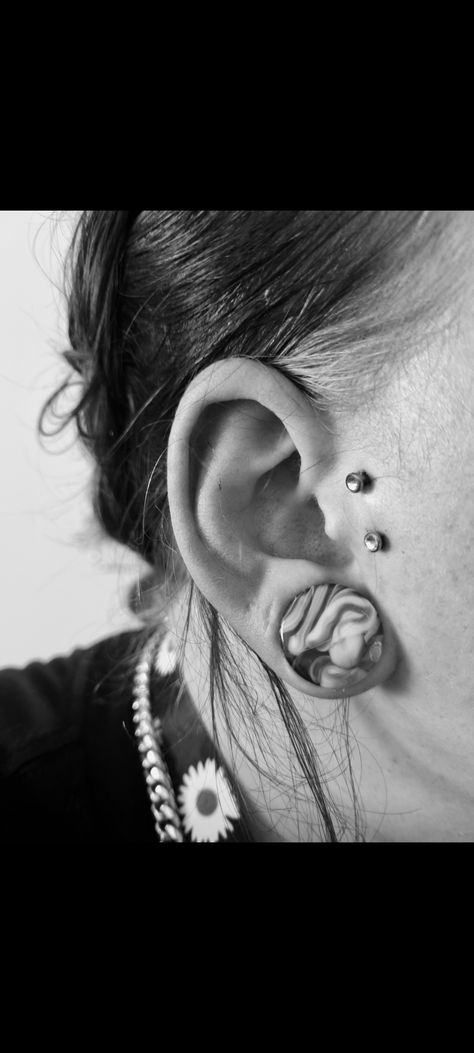 Surface bar piercing tragus Tragus Bar Piercing, Surface Bar Piercing, Bar Piercing, Piercing Tragus, Tragus, Tattoos And Piercings, Piercings, Bar, Tattoos