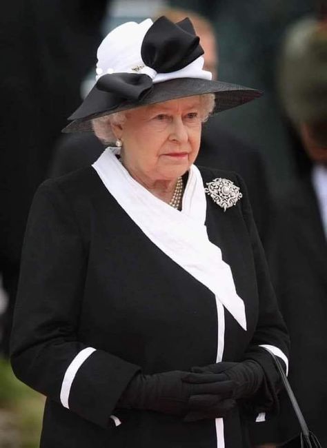 Queen Elizabeth Photos, The Queen Of England, Queen Elisabeth, Queen Hat, Rainha Elizabeth Ii, Fascinator Wedding, Reine Elizabeth Ii, Hm The Queen, Elisabeth Ii