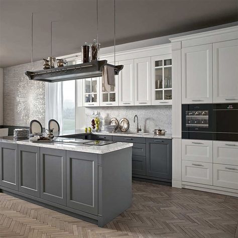 American Classic Kitchen, American Style Kitchen, Heritage Kitchen, Grey Kitchen Designs, Solid Wood Kitchens, American Kitchen, Classic Interior Design, Modern Kitchen Cabinets, Grey Kitchen Cabinets