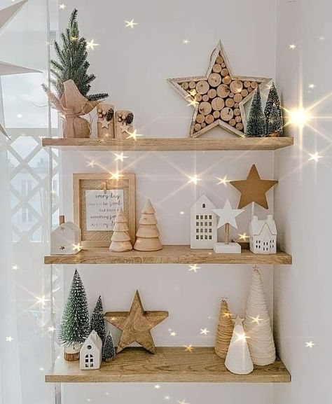 Christmas Bookshelf, Minimalist Christmas Decor, Cozy Christmas Decor, Neutral Christmas Decor, Christmas Decor Inspiration, Xmas Deco, Christmas Themes Decorations, Minimalist Christmas, Christmas Decorations For The Home