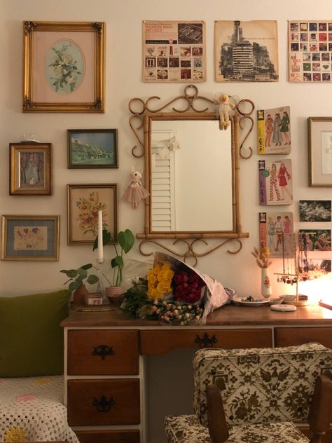 Vintage Retro Bedroom Ideas, Vintage Aesthetic Dorm Room, Gallery Wall Aesthetic Bedroom, How To Decorate With Pictures, Wall Decor Inspo Living Room, 60s Bedroom Ideas, 60s Aesthetic Room, College Apartment Decor, Redecorate Bedroom