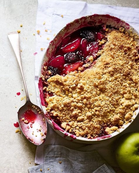 Blackberry and apple crumble | delicious. magazine Fruit Crumble Recipe, Rhubarb Crumble Recipes, Blackberry Crumble, Apple Crumble Recipe, Blackberry Recipes, Lemon Bar, Fruit Crumble, Berry Crumble, Dessert Aux Fruits