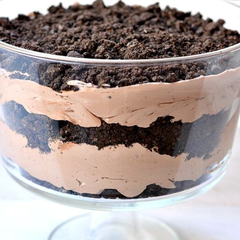 Chocolate Dirt Cake, Dirt Dessert Recipe, Dirt Pudding Recipes, Dirt Recipe, Easter Dirt Cake, Chocolate Dirt, Oreo Dirt Cake, Dirt Dessert, Dirt Cake Recipes