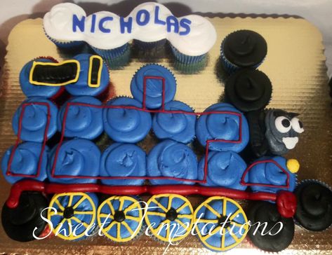 Train Pull Apart Cupcake Cake, Train Cupcakes For Boys, Thomas The Train Cupcakes, Train Cupcake Cake, Train Birthday Cupcakes, Thomas Cupcakes, Aurora Birthday, Train Birthday Theme, Train Cupcakes