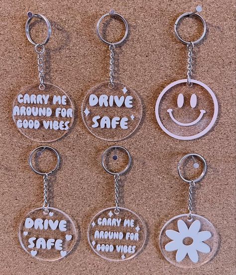 Key Chains Cricut, Cricut Business Names, Keychain Business Ideas, Cricut Keychain Ideas, Diy Vinyl Projects, Diy Shows, Craft Fairs Booth, Resin Crafts Tutorial, Bead Hair Accessories